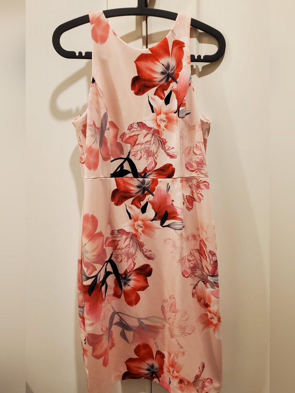 Beautiful floral dress, made in Canada 97% Cotton, lined, brand tag cut.